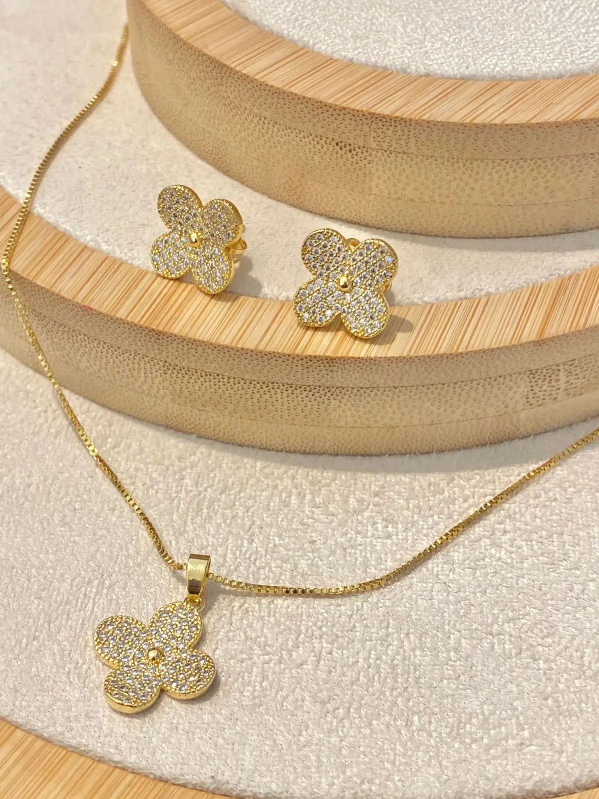 CONJUNTO TREVO CRAVEJADO